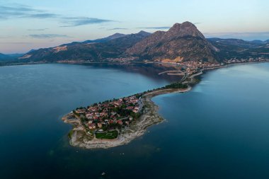 Türkiye 'deki Egirdir kasabasının havadan görünüşü. Dev gölün ortasında, dağların altında küçük bir Türk kasabası..