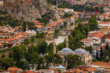 Prenslerin şehri olarak da bilinen Amasya şehrinin büyüleyici manzarası. Dağlardan harika bulutlar çıkıyor. YESİLIRMAK Nehri.