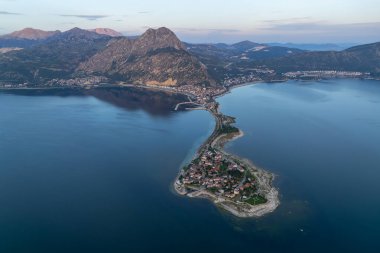 Türkiye 'nin Egirdir Gölü, Isparta ilinde yer almaktadır. Ayrıca günlük ve mevsimsel farklılıklarından dolayı 'yedi renkli göl' olarak da bilinir.