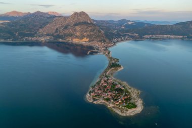 Türkiye 'nin Egirdir Gölü, Isparta ilinde yer almaktadır. Ayrıca günlük ve mevsimsel farklılıklarından dolayı 'yedi renkli göl' olarak da bilinir.