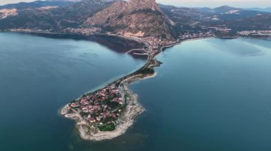 Türkiye 'nin Egirdir Gölü, Isparta ilinde yer almaktadır. Ayrıca günlük ve mevsimsel farklılıklarından dolayı 'yedi renkli göl' olarak da bilinir.