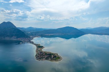 Türkiye 'nin Egirdir Gölü, Isparta ilinde yer almaktadır. Ayrıca günlük ve mevsimsel farklılıklarından dolayı 'yedi renkli göl' olarak da bilinir.