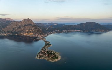 Türkiye 'nin Egirdir Gölü, Isparta ilinde yer almaktadır. Ayrıca günlük ve mevsimsel farklılıklarından dolayı 'yedi renkli göl' olarak da bilinir.