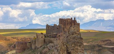 Hosap Kalesi (Castle) Van, Türkiye. Türkiye 'nin doğusundaki Hosap şatosunun çevresindeki şatolara ve dağlara bakın..