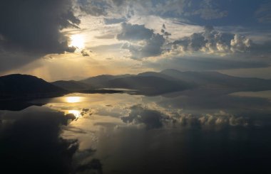Türkiye 'nin Egirdir Gölü, Isparta ilinde yer almaktadır. Ayrıca günlük ve mevsimsel farklılıklarından dolayı 'yedi renkli göl' olarak da bilinir.