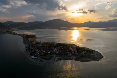 Türkiye 'nin Egirdir Gölü, Isparta ilinde yer almaktadır. Ayrıca günlük ve mevsimsel farklılıklarından dolayı 'yedi renkli göl' olarak da bilinir.