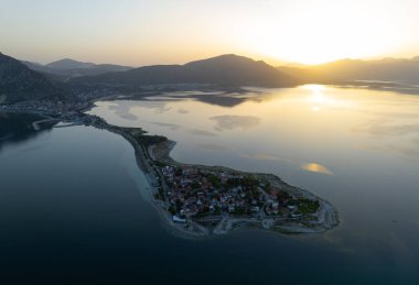 Türkiye 'nin Egirdir Gölü, Isparta ilinde yer almaktadır. Ayrıca günlük ve mevsimsel farklılıklarından dolayı 'yedi renkli göl' olarak da bilinir.