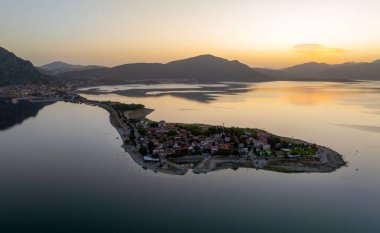 Türkiye 'deki Egirdir kasabasının havadan görünüşü. Dev gölün ortasında, dağların altında küçük bir Türk kasabası..