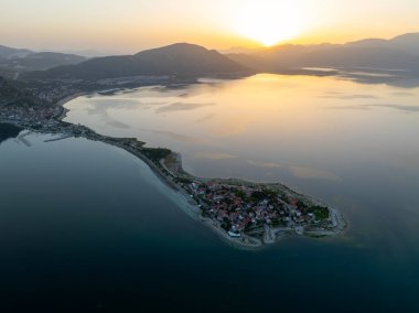 Türkiye 'nin Egirdir Gölü, Isparta ilinde yer almaktadır. Ayrıca günlük ve mevsimsel farklılıklarından dolayı 'yedi renkli göl' olarak da bilinir.