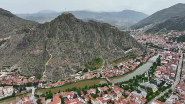 Prenslerin şehri olarak da bilinen Amasya şehrinin büyüleyici manzarası. Dağlardan harika bulutlar çıkıyor. YESİLIRMAK Nehri.
