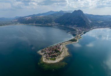 Türkiye 'nin Egirdir Gölü, Isparta ilinde yer almaktadır. Ayrıca günlük ve mevsimsel farklılıklarından dolayı 'yedi renkli göl' olarak da bilinir.