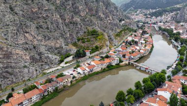 Prenslerin şehri olarak da bilinen Amasya şehrinin büyüleyici manzarası. Dağlardan harika bulutlar çıkıyor. YESİLIRMAK Nehri.