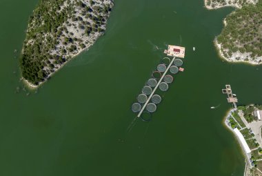 Göldeki balık çiftliğinde balık yetiştiriyorum.