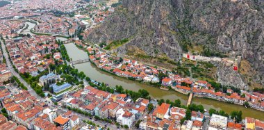 Prenslerin şehri olarak da bilinen Amasya şehrinin büyüleyici manzarası. Dağlardan harika bulutlar çıkıyor. YESİLIRMAK Nehri.