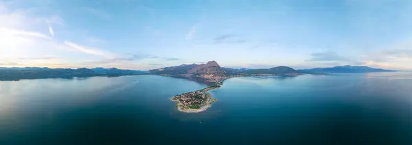 stock image Lake Egirdir of Turkey is situated in the Isparta province. It is also known as the 'seven colored lake' due to its daily and seasonal differentiations in its