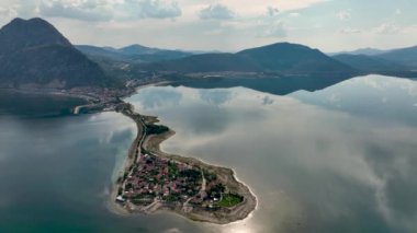 Türkiye 'nin Egirdir Gölü, Isparta ilinde yer almaktadır. Ayrıca günlük ve mevsimsel farklılıklarından dolayı 'yedi renkli göl' olarak da bilinir.