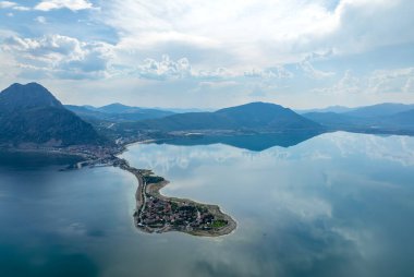 Türkiye 'nin Egirdir Gölü, Isparta ilinde yer almaktadır. Ayrıca günlük ve mevsimsel farklılıklarından dolayı 'yedi renkli göl' olarak da bilinir.