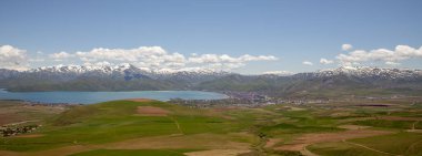 Türkiye 'nin Bitlis ilindeki Van Gölü ve Tatvan kasabasına bakın