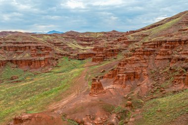 Milyonlarca yıllık oluşum şeklinde kırmızı bacalar, Erzurum, Kızıl Periler Diyarı