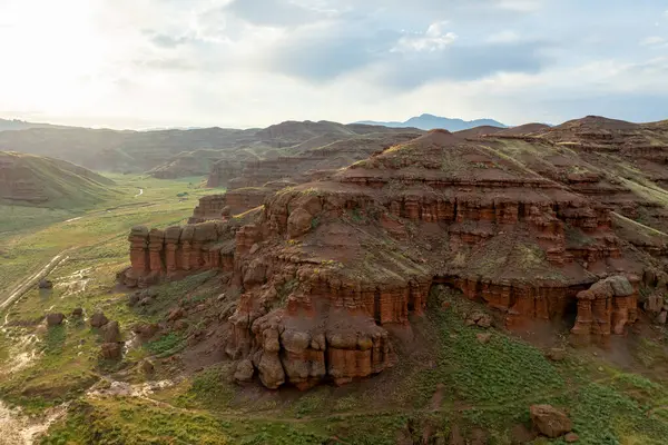 Milyonlarca yıllık oluşum şeklinde kırmızı bacalar, Erzurum, Kızıl Periler Diyarı