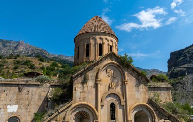 Vank Church, Uzundere Bölgesi 'nin Alyama Köyü' nde. Renkli taş süslemeleri ve yardım figürleriyle ünlüdür, Erzurum.