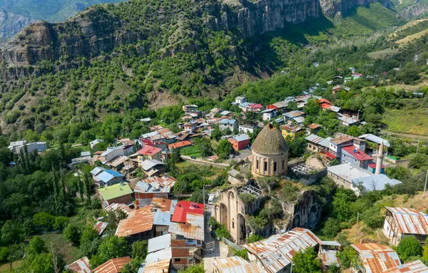 Vank Church, Uzundere Bölgesi 'nin Alyama Köyü' nde. Renkli taş süslemeleri ve yardım figürleriyle ünlüdür, Erzurum.