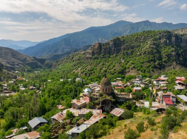 Vank Church, Uzundere Bölgesi 'nin Alyama Köyü' nde. Renkli taş süslemeleri ve yardım figürleriyle ünlüdür, Erzurum.