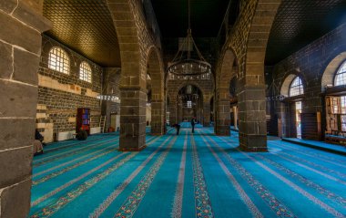 Türkiye 'nin Diyarbakır' daki Büyük Camii şehrin en güzel mimarisi arasındadır. Büyük Cami bir kamu binası ve özel mülk değildir..
