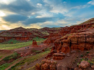 Milyonlarca yıllık oluşum şeklinde kırmızı bacalar, Erzurum, Kızıl Periler Diyarı