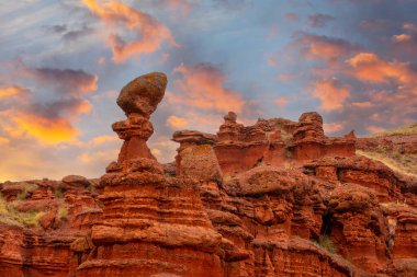 Milyonlarca yıllık oluşum şeklinde kırmızı bacalar, Erzurum, Kızıl Periler Diyarı