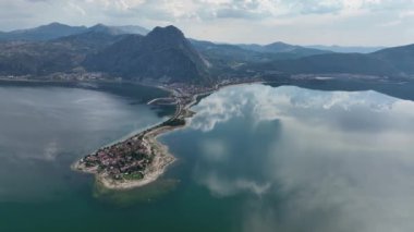 Türkiye 'nin Egirdir Gölü, Isparta ilinde yer almaktadır. Ayrıca günlük ve mevsimsel farklılıklarından dolayı 'yedi renkli göl' olarak da bilinir.