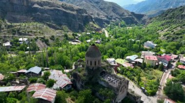 Vank Church, Uzundere Bölgesi 'nin Alyama Köyü' nde. Renkli taş süslemeleri ve yardım figürleriyle ünlüdür, Erzurum.