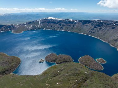 Nemrut Gölü dünyanın en büyük ikinci ve Türkiye 'nin en büyük krater gölüdür..