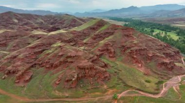 Milyonlarca yıllık oluşum şeklinde kırmızı bacalar, Erzurum, Kızıl Periler Diyarı