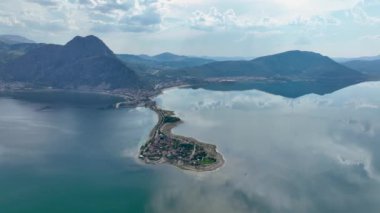 Türkiye 'nin Egirdir Gölü, Isparta ilinde yer almaktadır. Ayrıca günlük ve mevsimsel farklılıklarından dolayı 'yedi renkli göl' olarak da bilinir.