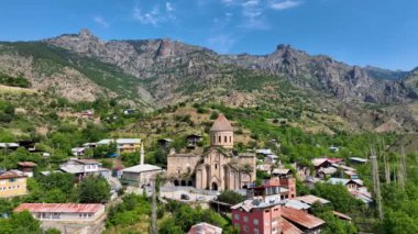 Osvank Kilisesi, Uzundere Bölgesi 'nin Alyama Köyü' nde. Renkli taş süslemeleri ve yardım figürleriyle ünlüdür, Erzurum.
