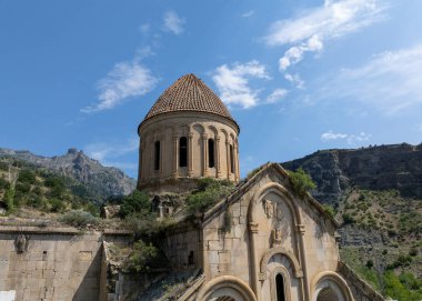 Osvank Kilisesi, Uzundere Bölgesi 'nin Alyama Köyü' nde. Renkli taş süslemeleri ve yardım figürleriyle ünlüdür, Erzurum.