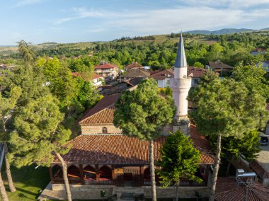 Osmanlı mimarisi 1676 'da odun ve taş kesme teknikleriyle inşa edilmiş ve çivi kullanmadan Silahdar Ömer Paşa Camii, Erbaa, Tokat