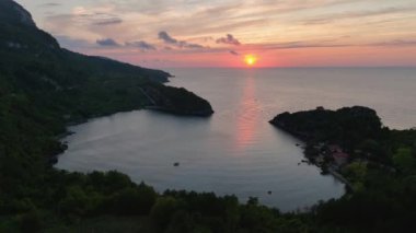 Gideros Körfezi 'nde gün batımı, Ceneviz, Cide, Kastamonu, Türkiye' ye dayanan tarihi ve doğal bir körfez.