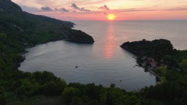 Gideros Körfezi 'nde gün batımı, Ceneviz, Cide, Kastamonu, Türkiye' ye dayanan tarihi ve doğal bir körfez.