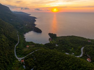 Gideros Körfezi 'nde gün batımı, Ceneviz, Cide, Kastamonu, Türkiye' ye dayanan tarihi ve doğal bir körfez.