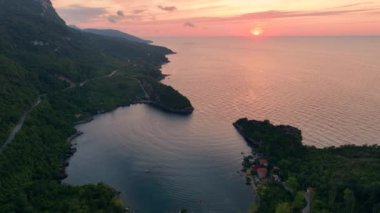 Gideros Körfezi 'nde gün batımı, Ceneviz, Cide, Kastamonu, Türkiye' ye dayanan tarihi ve doğal bir körfez.