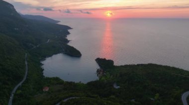Gideros Körfezi 'nde gün batımı, Ceneviz, Cide, Kastamonu, Türkiye' ye dayanan tarihi ve doğal bir körfez.