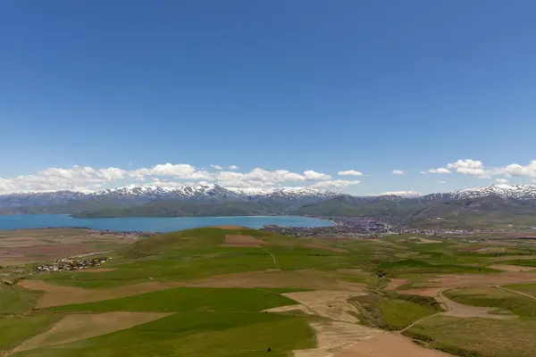 stock image View over the Lake Van and the town of Tatvan, in the province of Bitlis, Turkey