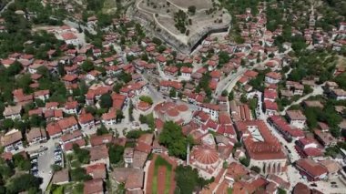 Safranbolu 'daki geleneksel Osmanlı Evleri. Safranbolu UNESCO Dünya Mirası Alanı. Eski ahşap köşkler Türk mimarisi. Safranbolu manzara görüntüsü.