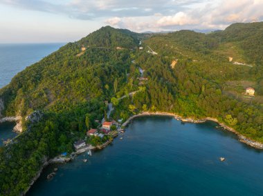 Gideros Körfezi 'nde yaz mevsimi. Türkiye 'nin Karadeniz kıyısında. Cide - Kastamonu - Türkiye
