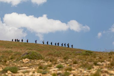 Dağcılar deniz seviyesinden 3.515 metre yükseklikteki Artos dağının yamaçlarında yürüyorlar.