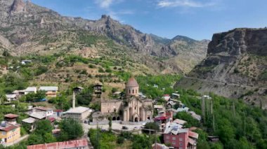 Osvank Kilisesi, Uzundere Bölgesi 'nin Alyama Köyü' nde. Renkli taş süslemeleri ve yardım figürleriyle ünlüdür, Erzurum.