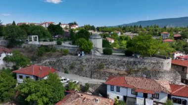 Safranbolu 'daki geleneksel Osmanlı Evleri. Safranbolu UNESCO Dünya Mirası Alanı. Eski ahşap köşkler Türk mimarisi. Safranbolu manzara görüntüsü.