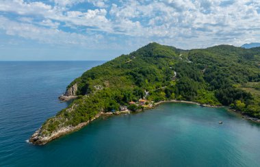 Gideros Körfezi, Korsanların antik çağlarda sığındığı ve meydanın doğal limanı olan Ceneviz 'in izlerini taşıyor. Cide, Kastamonu, Türkiye